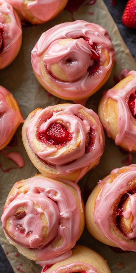 Strawberry Cinnamon Rolls - Chasety Cute Pastry Recipes, Cinnamon Rolls Strawberry, Different Cinnamon Roll Flavors, What To Bake With Friends, Pink Dessert Ideas, Valentines Day Food Ideas, Strawberry Pastries, Strawberry Baking, Strawberry Rolls