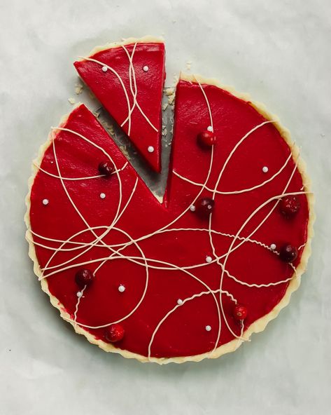 Christmas Tart Recipes, Cranberry Brie Tarts, Brie Tarts, Lime Shortbread, Shortbread Tart, Cranberry Tart, Cranberry Brie, Pretty Desserts, Festive Desserts