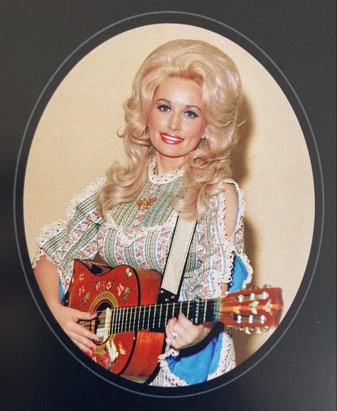 Dolly Parton Costume, Dolly Parton Pictures, Hello Dolly, Dolly Parton, Country Singers, Spirit Animal, Wall Collage, So Pretty, Style Icons