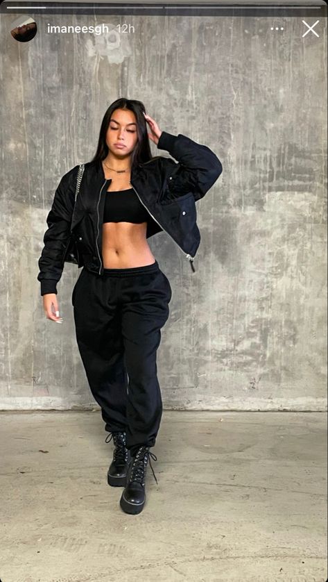 Baddie Joggers Outfit, Baddy Outfits Aesthetic, Black Joggers Outfit Baddie, Full Black Outfit Aesthetic, Fall Streetwear Cropped Outerwear, Edgy Long Sleeve Cropped Jacket For Streetwear, Black Cargo Joggers Outfit, Trendy Cropped Hoodie For Streetwear, Edgy Cropped Streetwear Outerwear