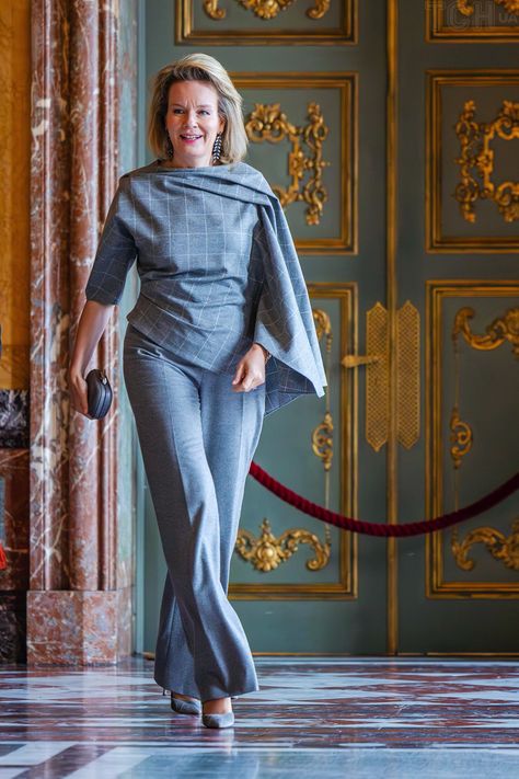 Queen Mathilde Attends Children's Rights Conference — Royal Portraits Gallery Sequin Dress With Boots, Black Sequin Dress Short, Black Sequin Dress Long, Short Black Sequin Dress, Long Black Sequin Dress, Paola Of Belgium, Sequin Dress Outfit, Royalty Family, Royal Wardrobe