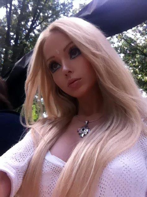 HER HAIR!! Valeria Lukyanova Valeria Lukyanova, Living Barbie, Barbie Face, Real Barbie, Human Doll, Doll Aesthetic, Real Doll, Doll Makeup, Living Dolls