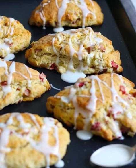 Vanilla Scones, Rhubarb Scones, Strawberry Scones, Rhubarb Desserts, Cream Scones, Rhubarb Recipes, Scone Recipe, Strawberry Recipes, Sin Gluten