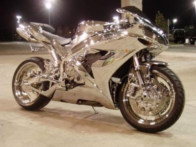 YAMAHA R1 CHROME That's insane couldn't imagine riding that at night! Xe Ducati, Image Moto, Мотоциклы Cafe Racers, Motorcycle Cover, Pretty Bike, Pagani Huayra, Yamaha R1, Ae86, Hot Bikes