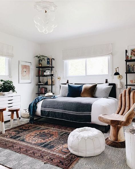 Wow can I have this room?! Amazing rug layering and I love that light 🙌🏼 #bedroomgoals #bedroomideas #bedroomdesign Family Photos In Living Room, Photos In Living Room, Rug Over Carpet, Daybed Room, Daybed Sets, Office Guest Room, Guest Room Office, Layered Rugs, Rooms Reveal