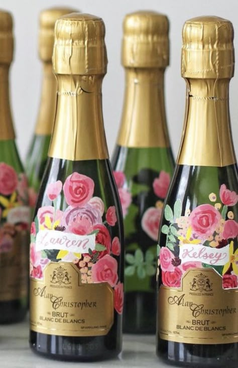 Painted Champagne Bottle Bridesmaid, Painted Wine Bottles Birthday, How To Paint Champagne Bottles, Painted Prosecco Bottle, Painted Wine Bottles Wedding, Champagne Bottle Painting, Painting Wine Bottles, Painted Champagne Bottles, Painted Champagne Bottle