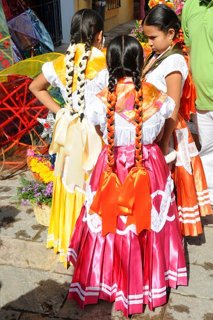 Oaxaca Braids, Mexico Traditional Clothes, Mexican Fashion Traditional, Oaxaca Dress, Folklorico Dresses, Mexico People, Mexican Hairstyles, Mexican People, Latina Aesthetic