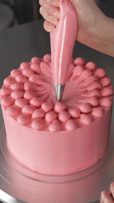 Cake Decorating For Beginners Videos, Easy Buttercream Decorating Ideas, Icing Tutorials Videos, Easy Round Cake Decorating Ideas, Cake Piping Techniques Tutorials, Easy Piping Techniques For Cakes, Simple Cute Cake Designs, Piping Borders On Cakes, Pipping Technique