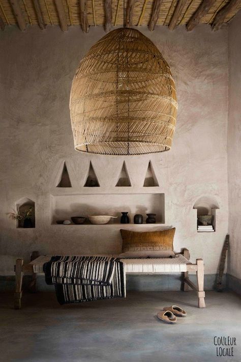 nissen in muur voor opbergen en decoratie, plafond van hout/ riet Moroccan Riad, Interior Design Minimalist, Moroccan Homes, Moroccan Interiors, Bohol, Moroccan Decor, Style At Home, Scandinavian Home, Rustic Interiors