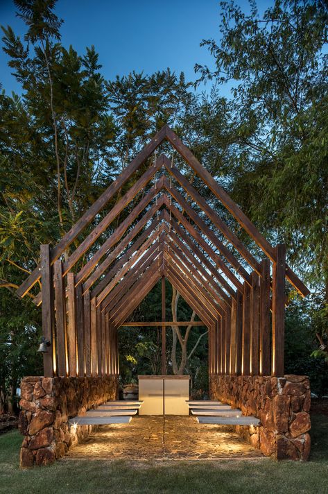 Solo Arquitetos uses reclaimed bricks for Brazilian home Casa do Lago Chapel In The Woods, Reclaimed Brick, Venue Ideas, House Flooring, Picture Gallery, Tree House, Holiday Home, Lake House, Interior And Exterior