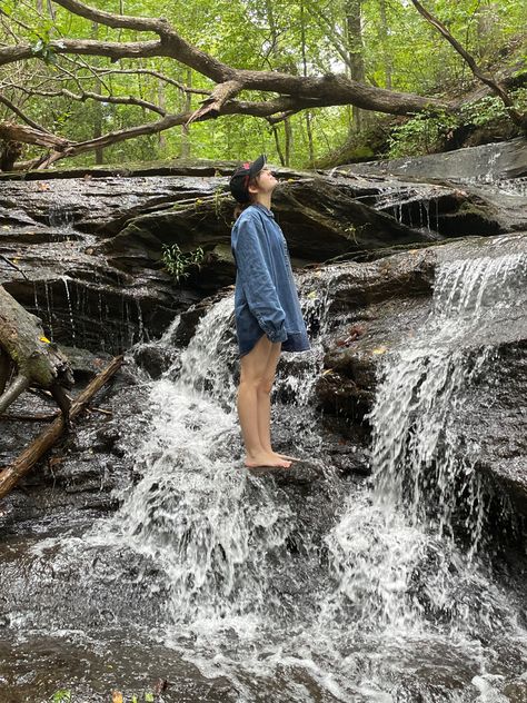 Waterfall Photoshoot Outfit Ideas, Waterfall Selfie Ideas, Outfits For Waterfalls, Waterfall Photo Ideas, Poses Near Waterfall, Waterfall Outfit Ideas, Waterfall Outfit, Waterfall Poses, Waterfall Picture Ideas