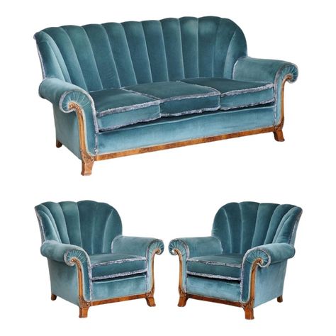 We are delighted to offer this exquisite circa 1920s Art Deco fluted back walnut framed three piece suite with teal blue velour upholstery. A very good looking and well made suite, I purchased this with a view to reupholstering it in either leather or Mulberry silk velvet fabric however the teal blue velour is just about as fine English Country House as you could wish for, it has aged exquisitely and has a lovely look and feel. The frames are walnut and have lovely carved detailing to the pillar Teal Blue Velvet Sofa, 1920s House Interior Design, Art Deco Living Room 1920s, Art Deco Furniture 1920s, Art Deco Interior 1920s, Art Deco Couch, 1930s Living Room, Teal Art Deco, Teal Velvet Sofa