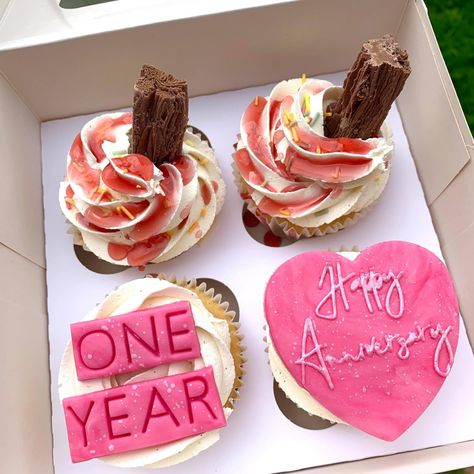 #anniversary #cupcakes 1 Year Cupcakes, 1 Year Anniversary Cupcakes, Cupcake For Boyfriend, Cupcakes For Anniversary Love, Happy Anniversary Cupcakes, Romantic Beach Picnic, Anniversary Food, Birthday Cake For Boyfriend, Anniversary Cupcakes