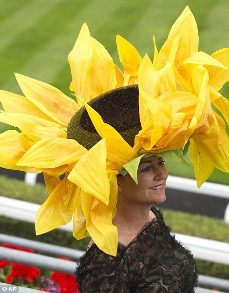 Treacy Pullen poses for photographers wearing a large sunflower hat Royal Ascot Ladies Day, Ascot Ladies Day, Royal Ascot Races, Sunflower Hat, Flower Costume, Royal Ascot Hats, Funky Hats, Diy Kostüm, Hat Day