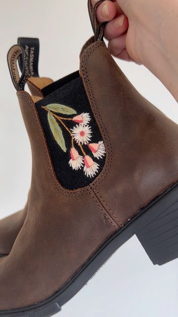 Embroidered Blundstone Boots, Boot Embroidery, Mini Dressing, Boots Diy, Blundstone Boots, 2025 Style, Embroidered Boots, Fun Gift Ideas, Embroidered Shoes