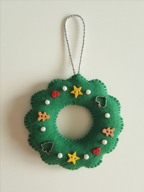 Christmas wreath - Felt Decorations - DIY - Christmas Felt Ornament Wreath, Mini Felt Wreath, Wreath Felt Ornament, Diy Wreath Decorating, Felt Christmas Wreaths, Felt Wreath Ornament, Christmas Wreath Felt, Felt Wreath Christmas, Christmas Felt Ornaments Patterns Free