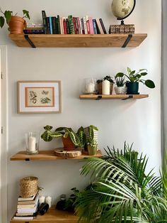 Interior Design Per La Casa, Wooden Wall Shelves, Wall Shelf Decor, Room Shelves, Shelves In Bedroom, Apartment Decor Inspiration, Hanging Shelves, Dream House Decor, My New Room