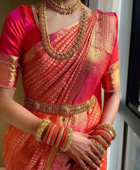 Temple Jewellery Waistbelts Are The Latest Trend! Tamil Wedding Saree, Sari Ideas, Saree Pattu, Draping Blouse, Saree Pose, South Indian Wedding Saree, South Indian Bride Saree, Lichi Silk Saree, Hairstyle Bridal