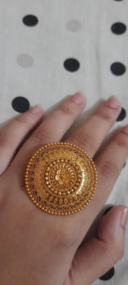 Bengali Gold Ring Design, Minimal Gold Jewellery, Anguthi Design Gold, Antique Gold Rings For Women, Bridal Rings Indian Gold, Rings For Women Gold Indian, Big Rings Indian Gold, Gold Bangles Design Modern, Modern Mangalsutra Designs Gold