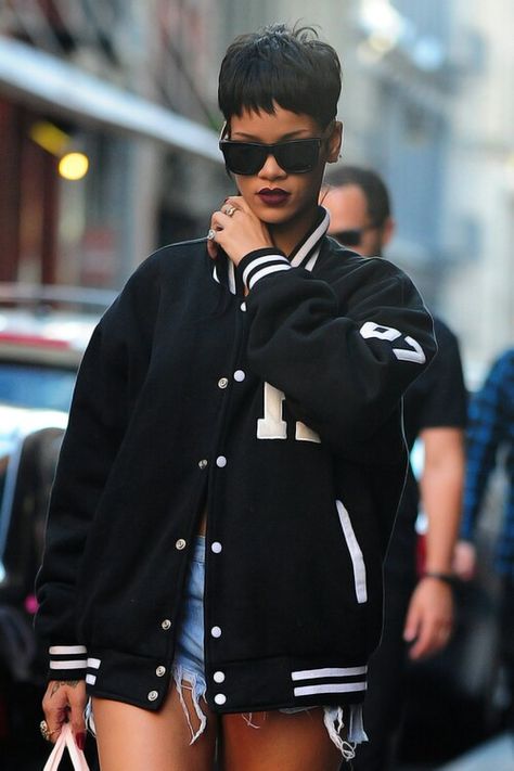 Rih Varsity Jacket. Letterman Jacket Outfit, Senior Jackets, Varsity Jacket Outfit, Looks Rihanna, Rihanna Outfits, Leather Varsity Jackets, Jacket Outfit Women, Rihanna Riri, Rihanna Style