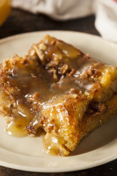 Bourbon Bread Pudding, Pecan Bread Pudding, Crunchy Bread, Brandy Sauce, Whiskey Sauce, Puding Roti, Bread Pudding Recipes, Bread Pudding Easy, Old Fashioned Bread Pudding