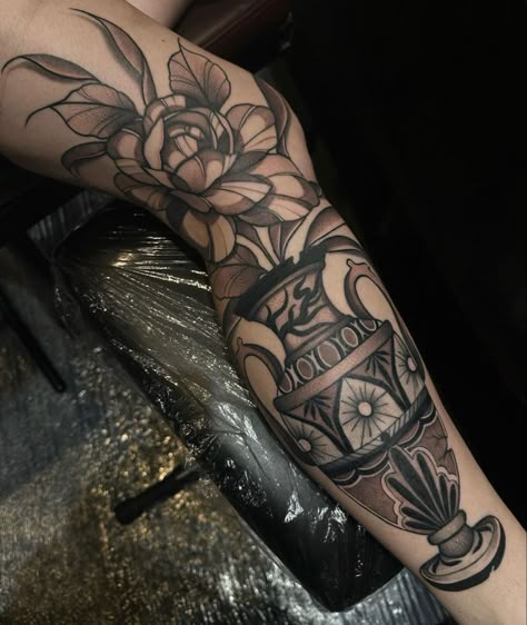 Back Of Leg Vase Tattoo, Vase Shin Tattoo, Vase Leg Tattoo, Black Leg Tattoos, Big Leg Tattoos For Women, Floral Tattoo Leg, Big Leg Tattoos, Vase Back Tattoo, Botanical Leg Tattoo