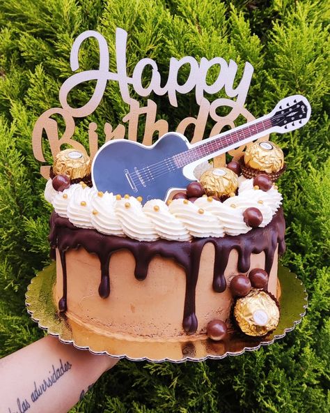 Pastel de chocolate relleno de mocha, cubierto de buttercream de café, con drip de chocolate, Ferrero Rocher, guitarra negra y letrero de happy birthday súper bonito para un cumpleañero muy Rockero | chocolate cake filled with mocha buttercream and dark chocolate drip, Ferrero Rocher, black guitar and happy birthday cake topper for a birthday boy 🎸🎸👩🏻‍🎤👨🏽‍🎤 Chocolate Ferrero Rocher, Mocha Buttercream, Black Guitar, Chocolate Drip, Happy Birthday Cake, Happy Birthday Cake Topper, Ferrero Rocher, Happy Birthday Cakes, Birthday Boy