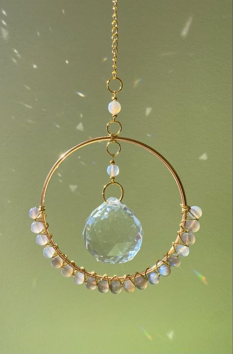 Agate Suncatcher Diy, Crystal Prisms Ideas, Crystal Mobile Diy, Agate Slice Sun Catcher, Easy Diy Suncatchers, Crystal Suncatchers Diy Sun Catcher, Diy Prism Suncatcher, Suncatchers With Beads, Suncatchers Made Out Of Beads