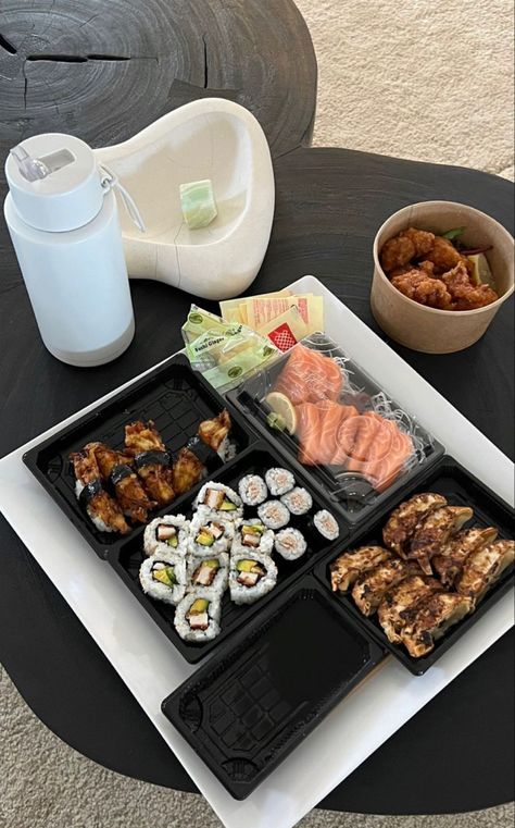 Sushi Takeout, Sushi Healthy, Olivia Mathers, Aesthetic Sushi, Dinner Sushi, Sushi Aesthetic, Sushi Salmon, Healthy Sushi, Sushi Lunch