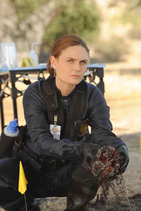 Why Dr. Temperance Brennan From Bones Is an Icon Forensic Anthropologist, Bones Series, Temperance Brennan, Booth And Brennan, Bones Tv Show, Emily Deschanel, Promotional Photos, David Boreanaz, Intelligent Women