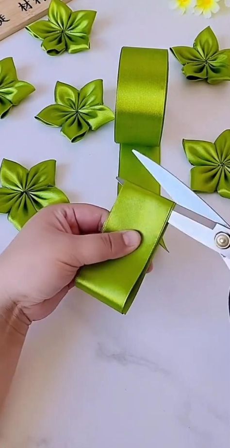 Ribbon Flower Design, Diy Ribbon Corsage, Silk Ribbon Flowers Tutorial, Cute Things To Make With Ribbon, Flower Made Out Of Ribbon, Ribbon Daisy Flower Tutorial, Flower Made From Ribbon, Cute Ribbon Ideas, How To Make A Ribbon Rosette