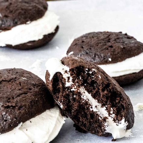 Maine Whoopie Pie Recipe, Easy Whoopie Pie, Maine Whoopie Pies, Whoopie Pie Filling, Whoopie Pie Recipe, Chocolate Whoopie Pies, Mocha Cookies, Whoopie Pie, Mince Pie