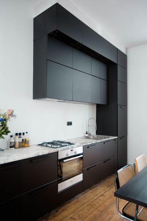 Ikea Kungsbacka Kitchen, Annex Kitchen, Black Marble Kitchen, Ikea Kungsbacka, Desert Kitchen, Kitchen With High Ceilings, Kitchen Credenza, Besta Ikea, Green Village