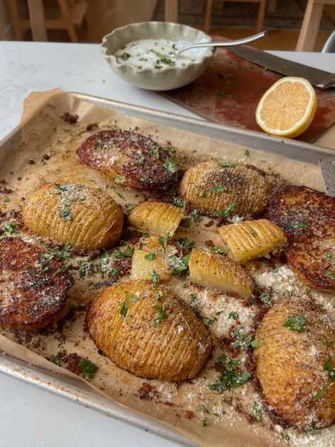 Crispy Parmesan Hasselback Potatoes, Hasselback Potatoes Oven, Parmesan Hasselback Potatoes, Parmesan Russet Potatoes, Hassleback Potatoes Oven, Pomegranate Desserts, Potatoes Parmesan, Foodie Lover, Hasselback Potatoes