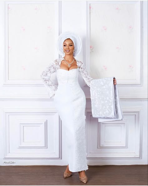 White Asoebi Lace Styles For Wedding, Ankara White Dress Styles, White Nigerian Lace Styles, White Lace Gown Styles Aso Ebi, White Lace Asoebi Styles, White Gown Styles, White Lace Styles In Nigeria, White Asoebi Lace Styles, Dry Lace Gown Styles Nigerian