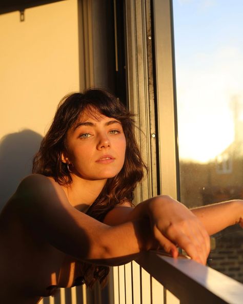 1,612 Likes, 17 Comments - AMELIA ZADRO 🇦🇺 (@ameliazadro) on Instagram: “Sunset at home w @lenarachoudhury ✨ Today I feel scattered,  My body is pulling me towards one…” Princess Melody, Amelia Zadro, Today I Feel, Never Grow Up, Character Aesthetic, Face Claims, Woman Face, At Home, Mirror Selfie