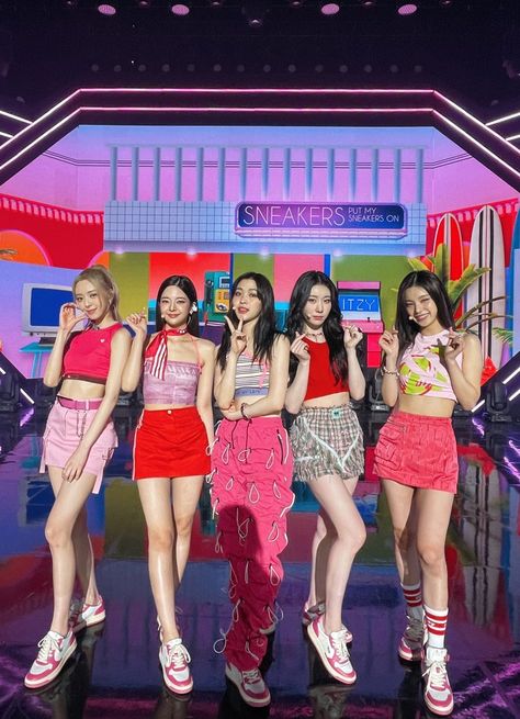 itzy Twitter Kpop Concert Outfit, Shy Girls, Sneakers Outfit, Pink Outfit, Kpop Outfits, Colourful Outfits, Stage Outfits, Kpop Girl Groups, Pop Fashion