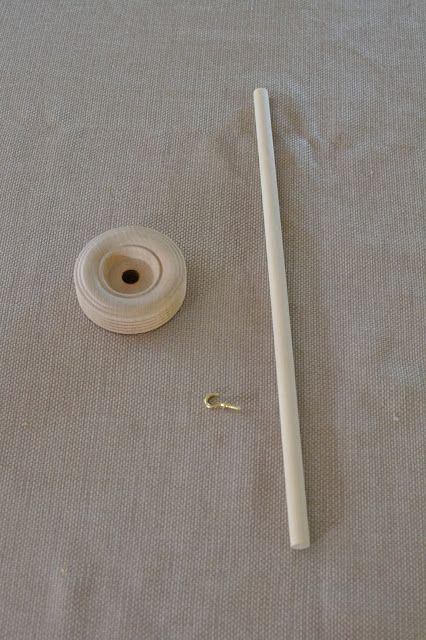 Spinning Yarn Drop Spindle, Banana Ideas, Old House Renovation, Spinning Yarn Fiber, Spindle Spinning, Drop Spindles, French Cottage Style, Handmade Tools, Yarn Spinning