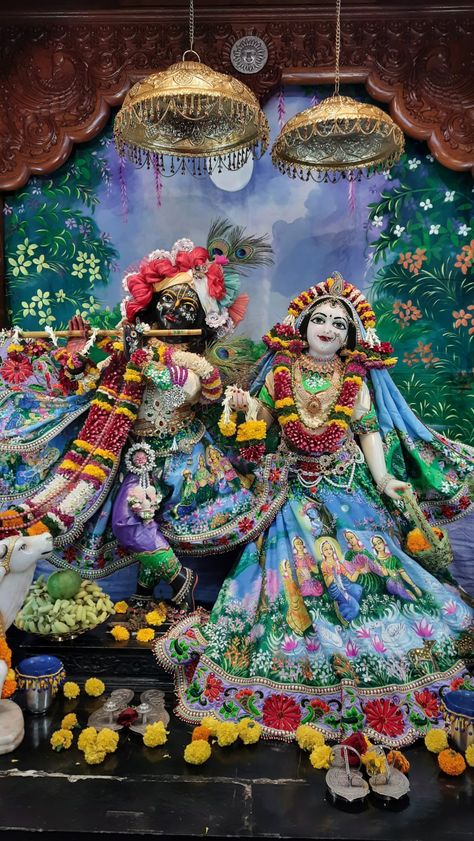 Radhakrishna Iskcon, राधा कृष्ण, God Wallpaper, Love Sound, Krishna Gif, Radhe Shyam, Radha Painting, Shree Krishna Wallpapers, Cartoon Love Photo