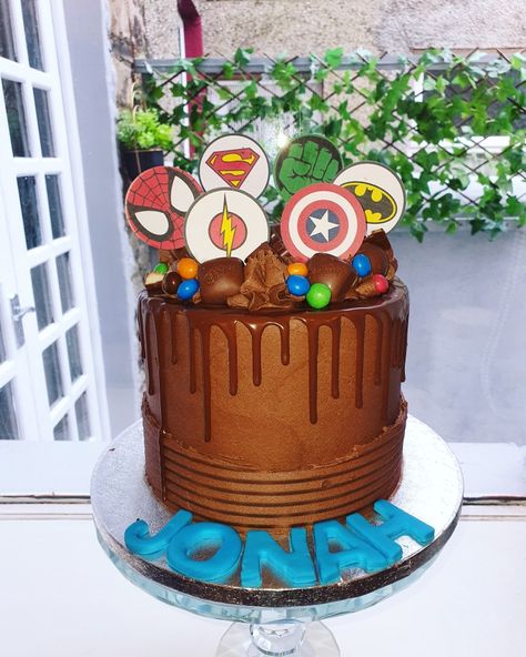 Chocolate Superhero Cake, Superhero Birthday Cake Buttercream, Cake Superhero, Chocolate Birthday Cake Decoration, Marvel Avengers Cake, Super Hero Cake, Hero Cake, 14th Birthday Cakes, Buttercream Chocolate