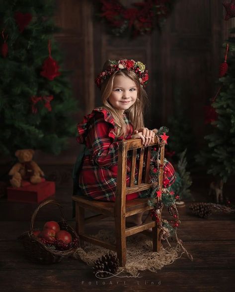 Christmas Photoshoot Kids, Studio Mini Sessions, Photography Studio Decor, Christmas Poses, Christmas Family Photoshoot, Lights For Christmas, Holiday Mini Session, Xmas Photos, Christmas Props