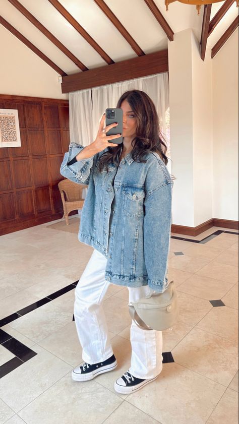 Bumbag Outfit, White Jeans Wide Leg, White Wide Leg Jeans Outfit, Outfit Converse, White Wide Leg Jeans, Shacket Outfit, Denim Shacket, Wide Leg Jeans Outfit, Converse Outfit