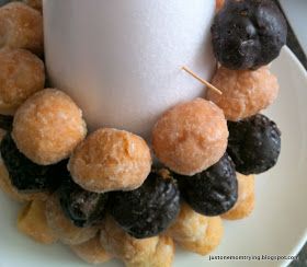 Donut Hole Topiary Tips Donut Holes Display, Graduation Brunch, Brunch Tablescape, Donut Tower, Elephant Baby Shower Cake, Baby Shower Drinks, Donut Bar, Donut Wall, Trendy Baby Shower Ideas