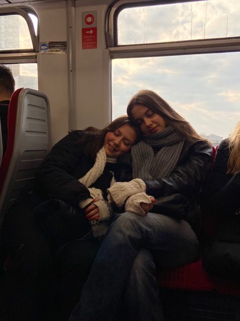 Train Friends Aesthetic, Friends In London Aesthetic, London Best Friends, Uk Trip Aesthetic, London With Friends Aesthetic, London Aesthetic Friends, London Friends Aesthetic, Travel With Best Friend, London Trip Aesthetic