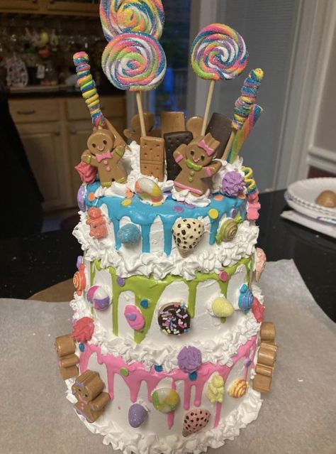 Candy Land Room, Fake Cake Ideas, Coquette Food, Cake Challenge, Candy Christmas Decor, Xmas Cakes, Bake Ideas, Christmas Themed Cake, Pink Gingerbread