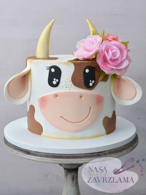 Cow Cakes Ideas, Brown Cow Cake, Strawberry Cow Cake, Cow Theme Birthday Cake, Cow Cakes Birthday Girl, Cow Cake Birthday, Cute Animal Cakes, Cow Cake Ideas, Cute Cow Cake