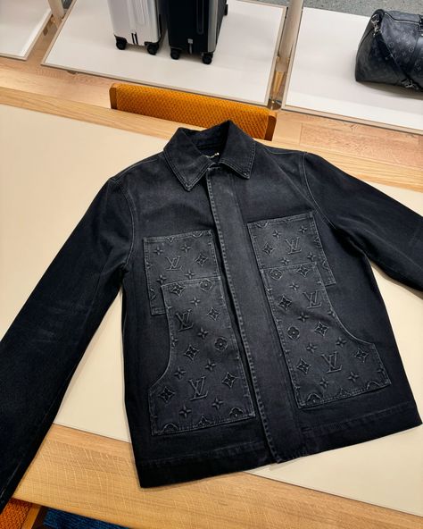 This effortless washed black denim jacket offers a pared-down workwear silhouette embellished with allover Monogram-embossed pockets.This piece pairs with matching carpenter shorts for a trendy look, but also readily mixes with any ensemble. #leaguefits #louisvuitton #louisvuittonbags #louisvuittonbag #louisvuittonaddict #louisvuittonlover #lvcommunity #lvworld #leaguefits #hypebeast #saks #fashionblogger #lvmonogram #lvmens #travel #luxurylifestyle #luxuryclothing #luxuryfashion #LVers #de... Louis Vuitton Men, Leather Denim, Black Denim Jacket, Ny Fashion, Fashion Inspiration Design, Luxury Outfits, Black Denim, Work Wear, Denim Jacket