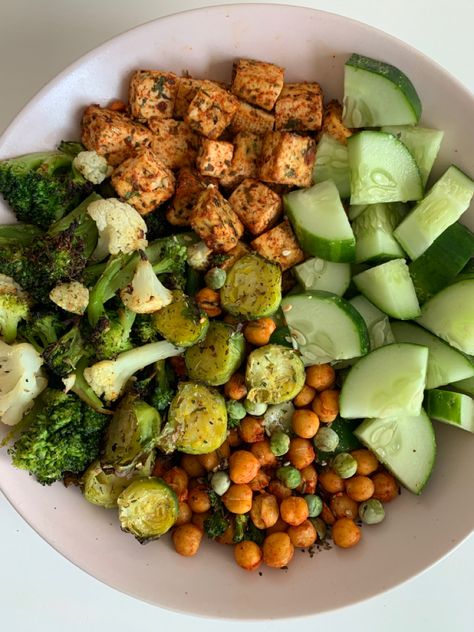 Nutritious Aesthetic, Heathy Food Aethstetic, Vegan Nourish Bowl, Veggie Lunch, Nourish Bowl, Healthy Food Inspiration, Healthy Food Dishes, Healthy Lifestyle Food, Healthy Food Motivation