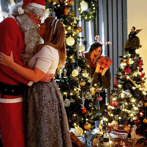 I saw mommy kissing Santa I Saw Mommy Kissing Santa Claus Photo, Mommy Kissing Santa Claus Photo Shoot, I Saw Mommy Kissing Santa Claus, Santa Claus Photo Shoot, Mommy Kissing Santa Claus, Santa Claus Photos, Family Christmas Pictures, Christmas Picture, Xmas Ideas