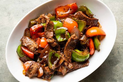 In this recipe, beef and peppers are cooked in a savory black bean sauce. This dish is not only delicious but also a staple of Cantonese home-cooking. Beef With Black Bean Sauce, Black Pepper Sauce Recipe, Chinese Beef Recipes, Chinese Pepper Steak, Braised Chicken Breast, Chinese Beef, Steak Stir Fry, Pepper Steak Recipe, Pepper Sauce Recipe